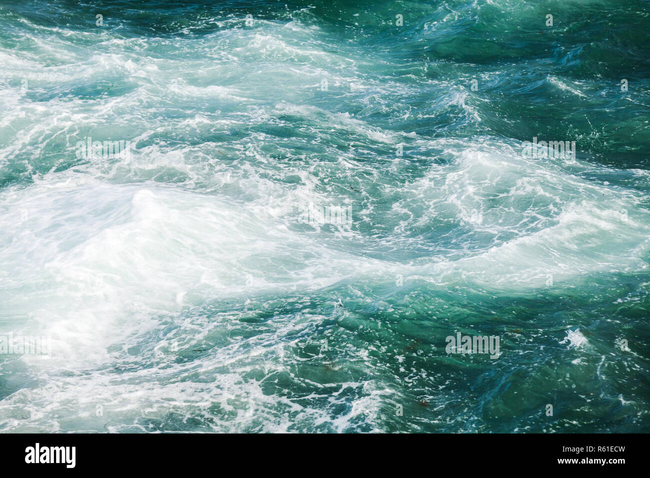 Stürmische See Textur, tiefblauen Wasser Oberfläche mit Wellen und Schaum, natürlichen Hintergrund Foto Stockfoto
