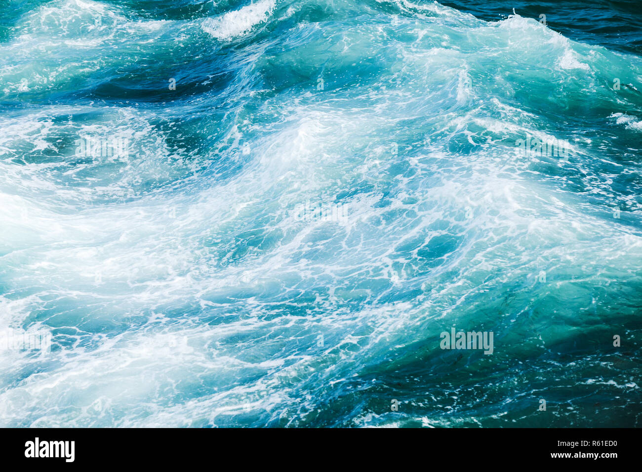 Stürmische See Textur, winken tiefblauen Wasser Oberfläche mit Schaum, natürlichen Hintergrund Foto Stockfoto