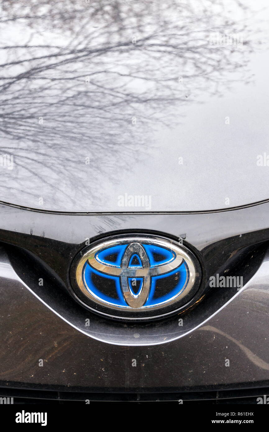 Prag, tschechische Republik - 23 NOVEMBER 2018: Toyota Hybrid Motor Company Logo auf stehende Autos am 23. November 2018 in Prag, Tschechische Republik. Stockfoto