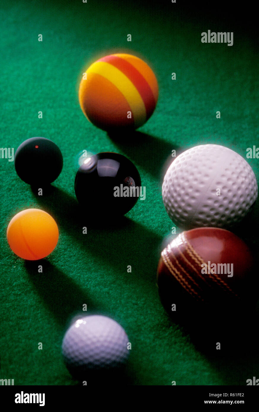 Golf cricket Billard snooker squash Bälle am grünen Tisch Stockfoto