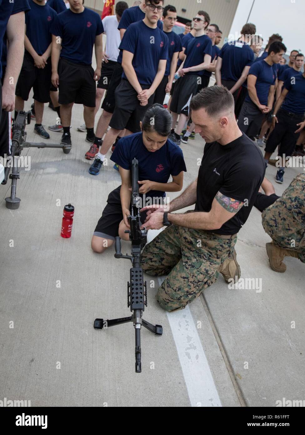 Eine zukünftige Marine wird gelehrt, wie ein M240 Maschinengewehr während der jährlichen Recruiting Station Fort Worth Pool Funktion an Bord Brauer High School, 29. April zu betreiben. Die Veranstaltung umfasste eine anfängliche Stärke Test, Feld Wettbewerb und Spaß mit einigen bohren Ausbilder Treffen. (Marine Corps Stockfoto