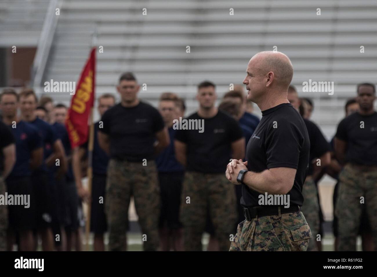 Recruiting Station Fort Worth kommandierenden Offizier, Maj. Robert F. Kann, spricht mit personalvermittlern und Zukunft Marines während der jährlichen der Station Pool Funktion an Bord Brauer High School, April 29. Die Veranstaltung umfasste eine anfängliche Stärke Test, Feld Wettbewerb und Spaß mit einigen bohren Ausbilder Treffen. (Marine Corps Stockfoto