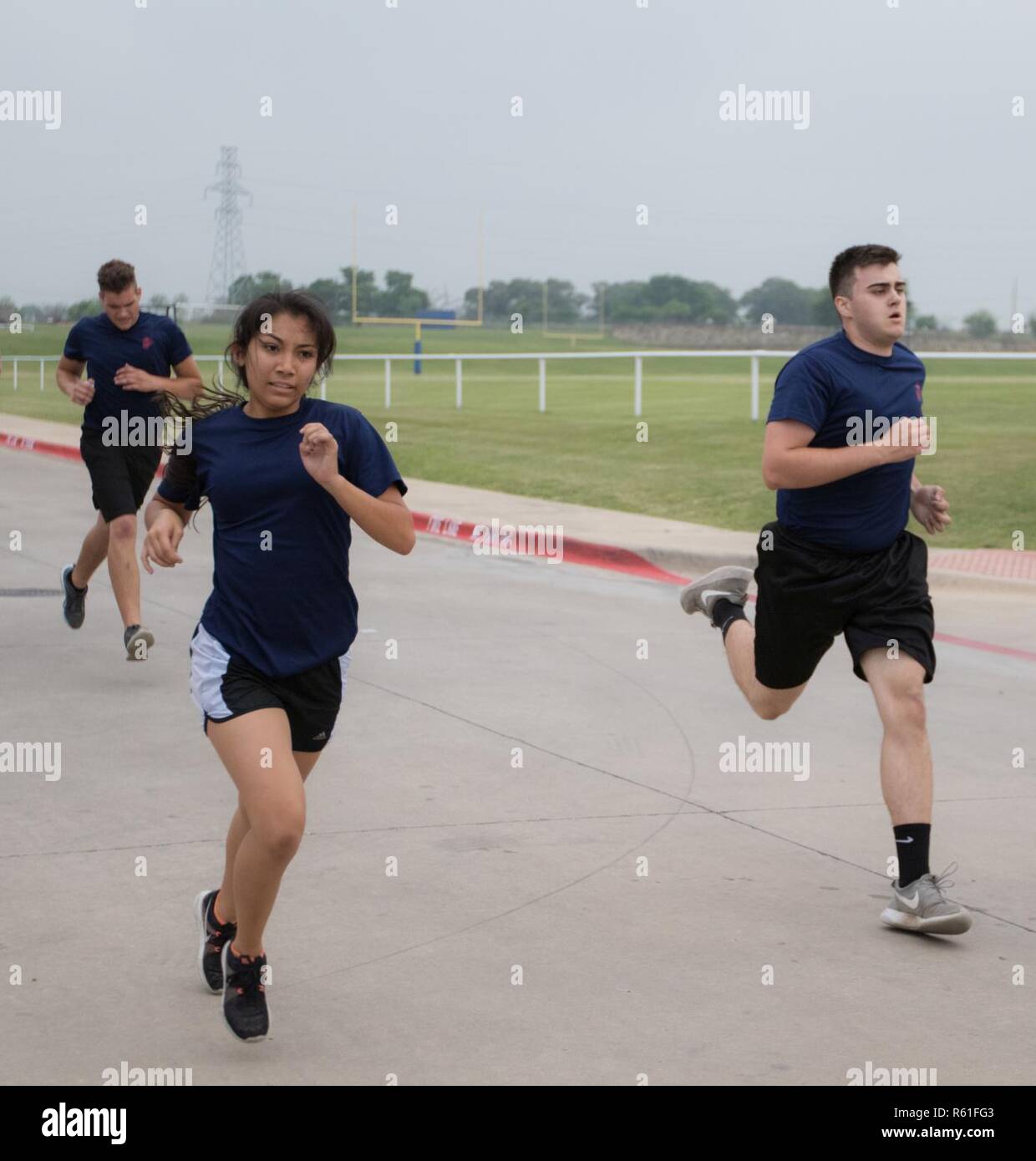 Zukunft Marines nehmen an einer anfänglichen Stärke Test während der jährlichen Recruiting Station Fort Worth Pool Funktion an Bord Brauer High School, April 29. Die übernachtung Ereignis enthalten ein Feld ist, Wettbewerb und Spaß mit einigen bohren Ausbilder Treffen. (Marine Corps Stockfoto