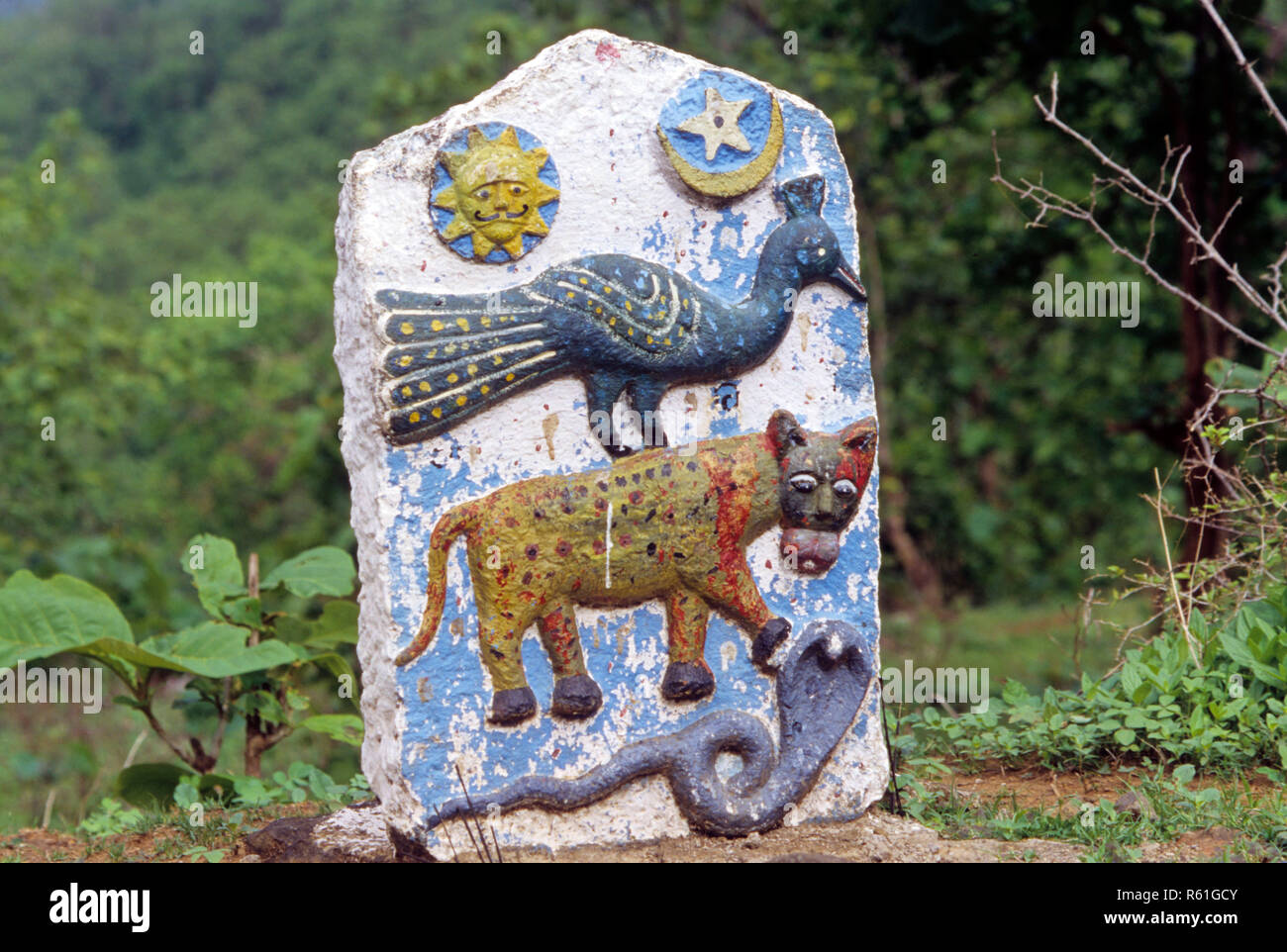 Dorf Tribal Götter sonne mond Peacock Schlange Saputara, Gujarat, Indien Stockfoto