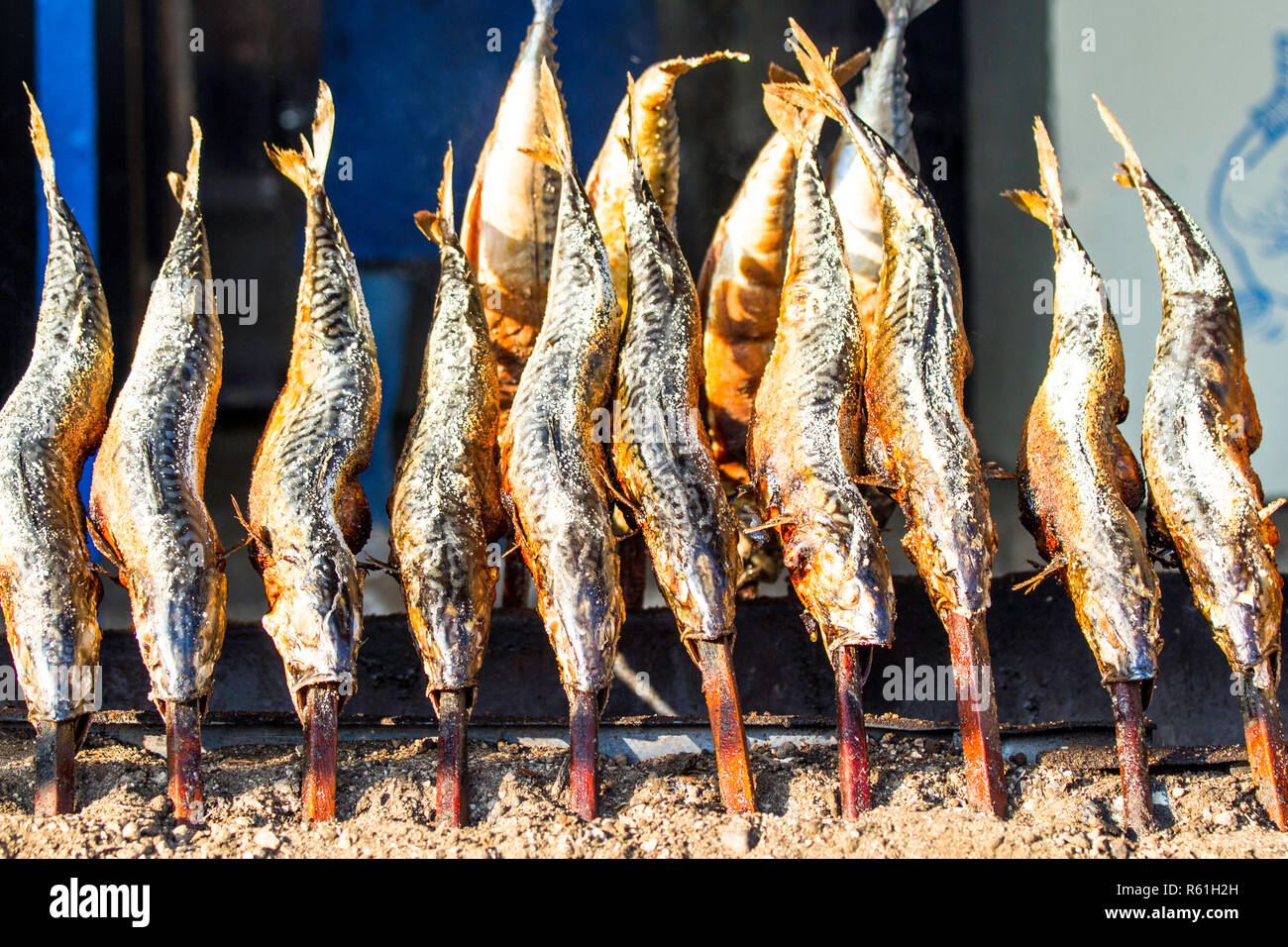 Steckerlfisch. gegrillten Fisch an einem Volksfest. typisch bayerische Fisch auf Sticks. Stockfoto