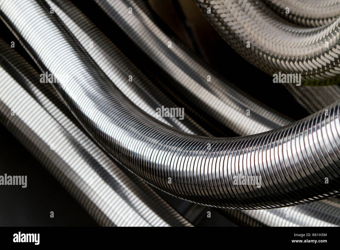 Silberfarbenen metall Schläuche wie genutet, flexible Anschlüsse. Stockfoto