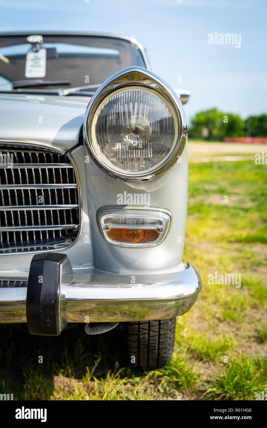 PAAREN IM GLIEN, Deutschland - 19. MAI 2018: Fragment des großen Familie Auto Peugeot 404 SL, 1968. Oldtimer-show 2018 sterben. Stockfoto