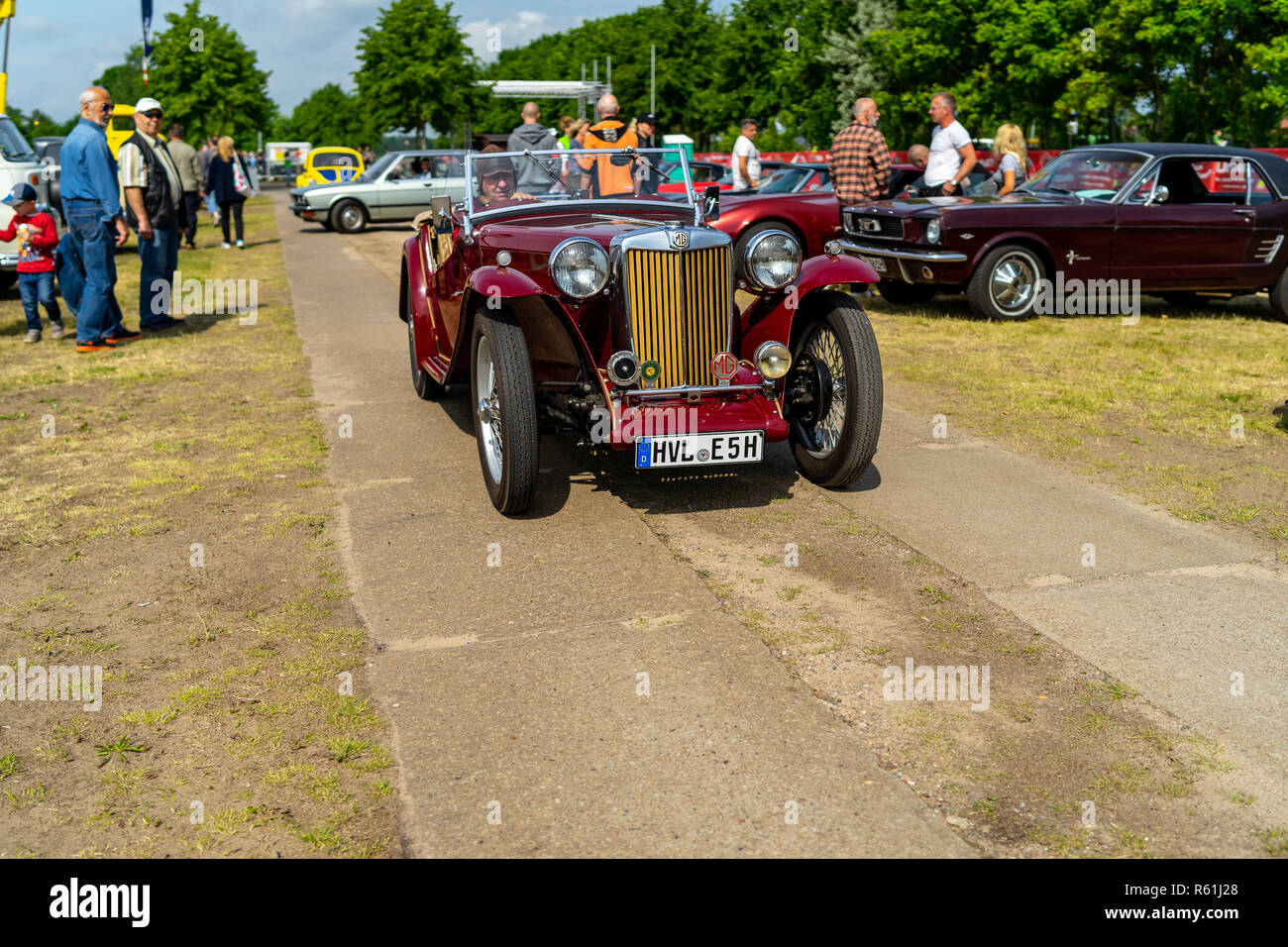 PAAREN IM GLIEN, Deutschland - 19. MAI 2018: Sportwagen MG TC Midget. Ausstellung 'Die Oldtimer Show 2018". Stockfoto