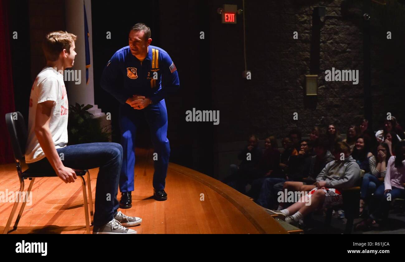 SHREVEPORT, La (Mai. 5, 2017) Leutnant Damon Kroes, ein Pilot der US Navy Flight demonstration Squadron zugeordnet, die Blue Angels, erklärt der Anti-G belasten Manöver ein Student an CADDO Magnet High School in Shreveport, La. Die Blue Angels geplant sind mehr als 60 Demonstrationen in den USA im Jahr 2017 durchzuführen. Stockfoto