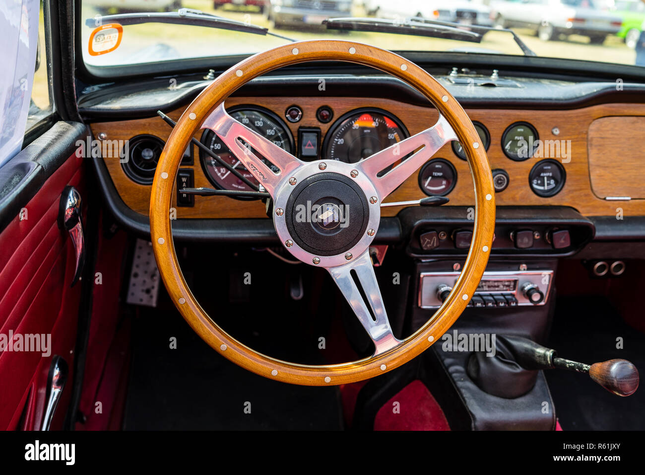 PAAREN IM GLIEN, Deutschland - 19. MAI 2018: Innenraum des Sportwagens Triumph TR 5, 1968. Ausstellung 'Die Oldtimer Show 2018". Stockfoto