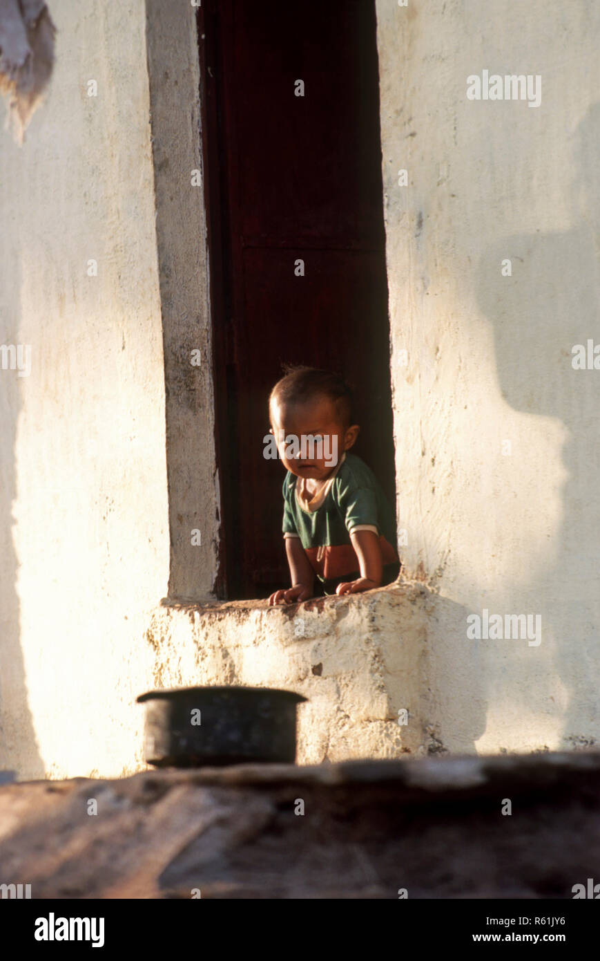 Nepali Kind in der Tür, karjat, Maharashtra, Indien Stockfoto