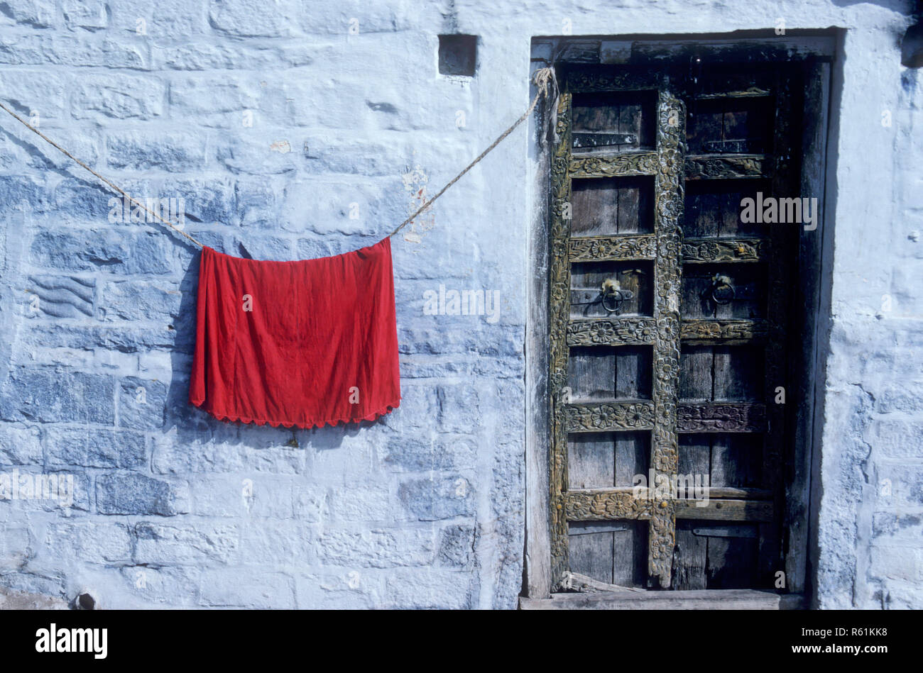 Rotes Kleid Trocknen im Dorf Jaisalmer Rajasthan Indien Stockfoto