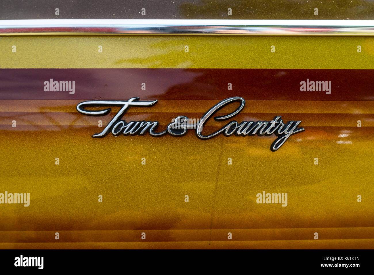 PAAREN IM GLIEN, Deutschland - 19. MAI 2018: Emblem oa die Full-size Auto Chrysler Town&Country, 1973. Oldtimer-show 2018 sterben. Stockfoto