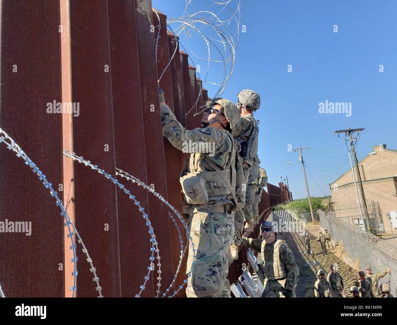 Soldaten aus den 41 Spiel Unternehmen, 4 Engineer Battalion, 36th Engineer Brigade, Task Force Griffin, beginnen den Prozess der hängenden Concertina wire als Abschreckung entlang der südwestlichen Grenze, Nov. 16, 2018. Task Force Griffin ist Teil des Departements Verteidigung der US-amerikanischen Zoll- und Grenzschutzbehörden Unterstützung wie sie fortfahren, Grenze unserer Nation zu sichern. Us Northern Command ist die militärische Unterstützung für das Ministerium für Heimatschutz und den US-amerikanischen Zoll- und Grenzschutzbehörden der südlichen Grenze der Vereinigten Staaten zu sichern. Stockfoto