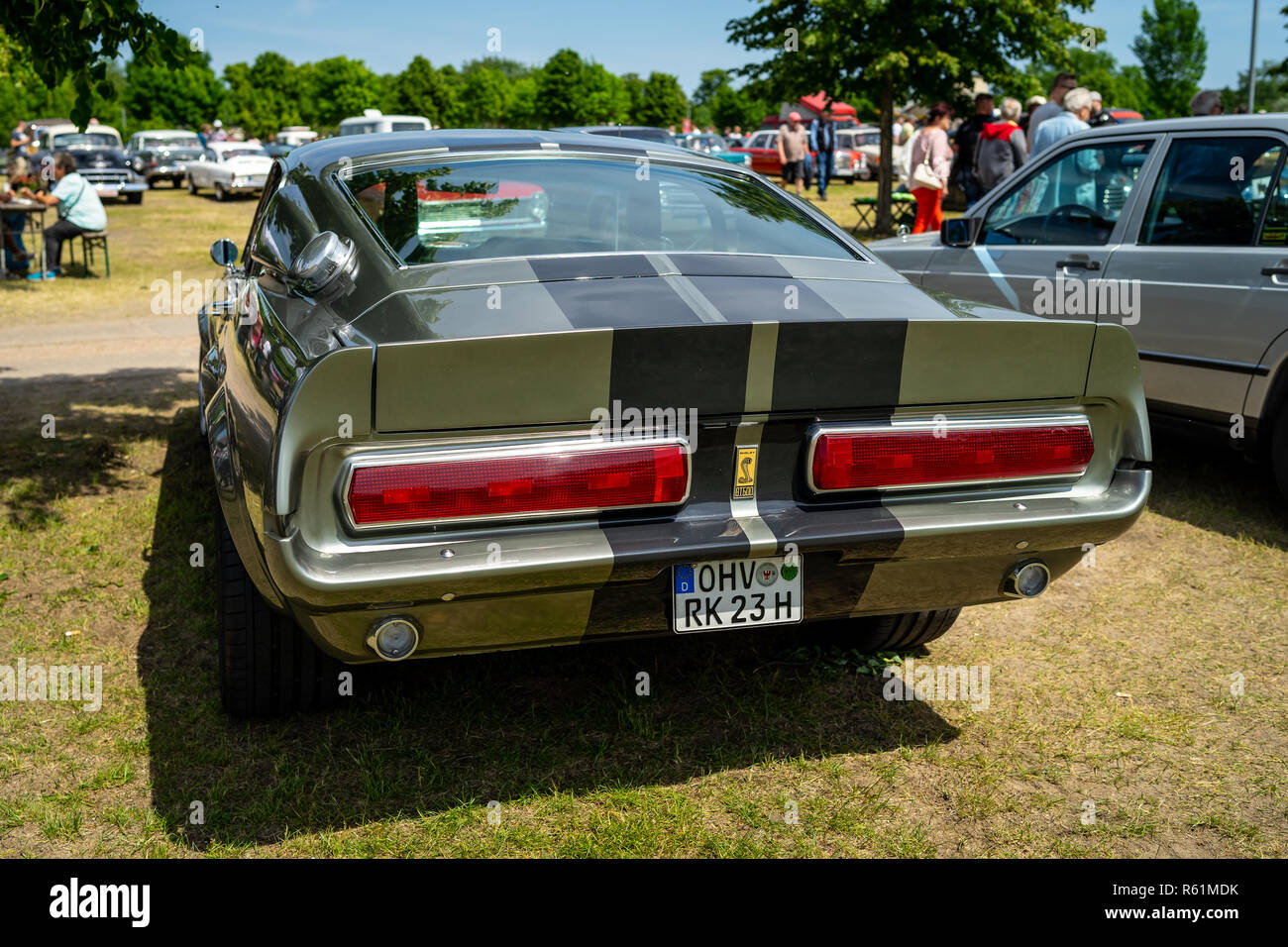 PAAREN IM GLIEN, Deutschland - 19. MAI 2018: Pony Car Shelby Cobra GT500, (High-Performance-Version des Ford Mustang). Ansicht von hinten. Oldtimer-show 201 Sterben Stockfoto