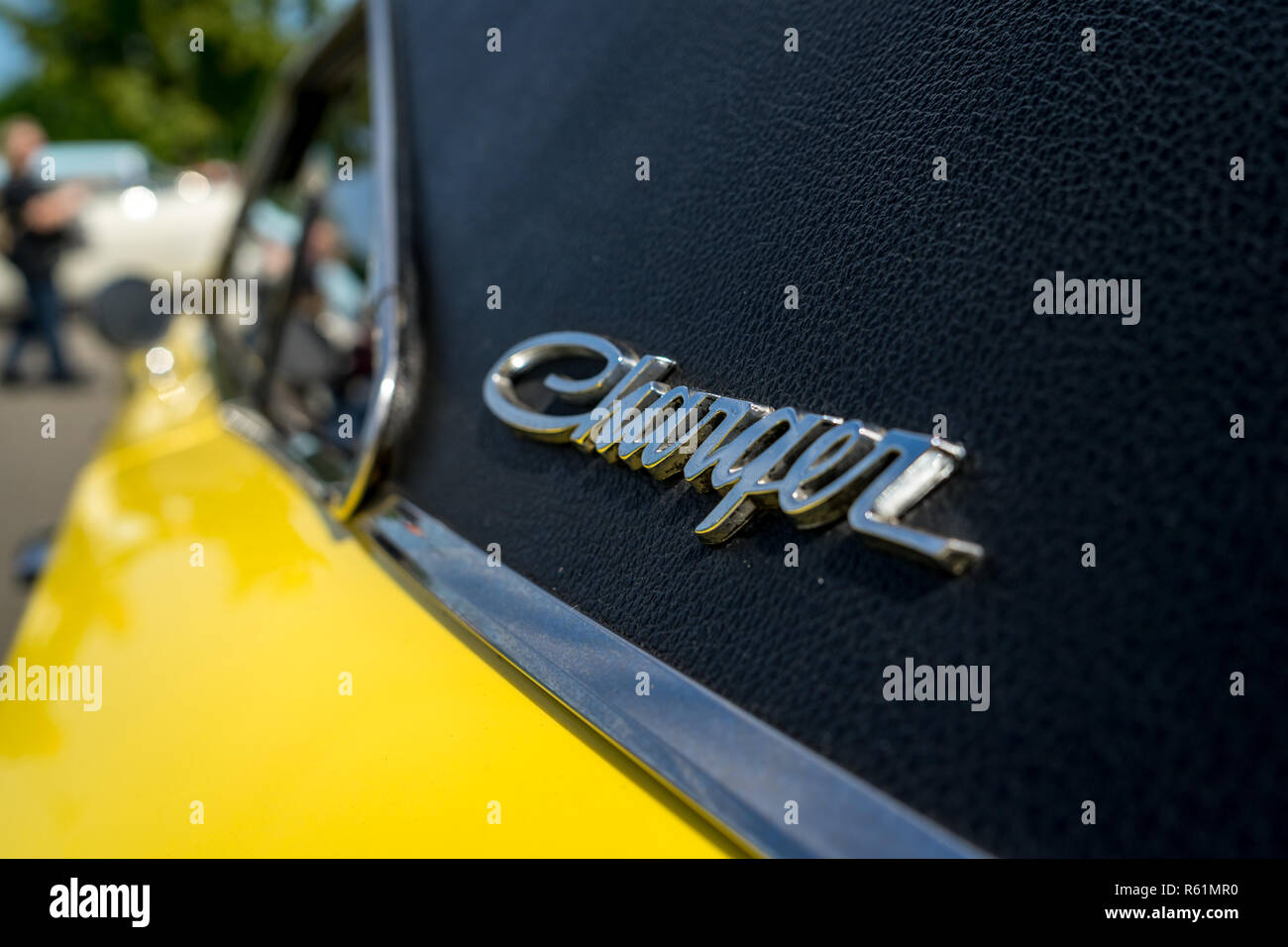 PAAREN IM GLIEN, Deutschland - 19. MAI 2018: Emblem oa ein mittelgroßes Auto Dodge Charger 500. Oldtimer-show 2018 sterben. Stockfoto