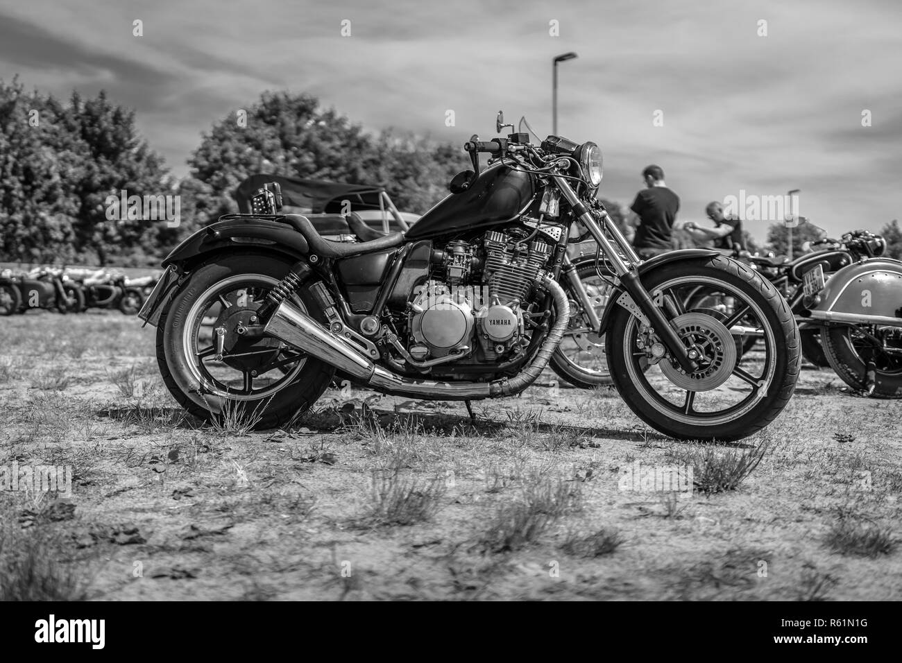 PAAREN IM GLIEN, Deutschland - 19. MAI 2018: Motorrad Yamaha XVS 650 Drag Star. Schwarz und Weiß. Oldtimer-show 2018 sterben. Stockfoto