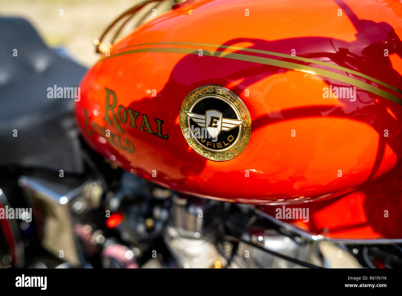 PAAREN IM GLIEN, Deutschland - 19. MAI 2018: Emblem von Motorrad Royal Enfield Bullet 500. Oldtimer-show 2018 sterben. Stockfoto