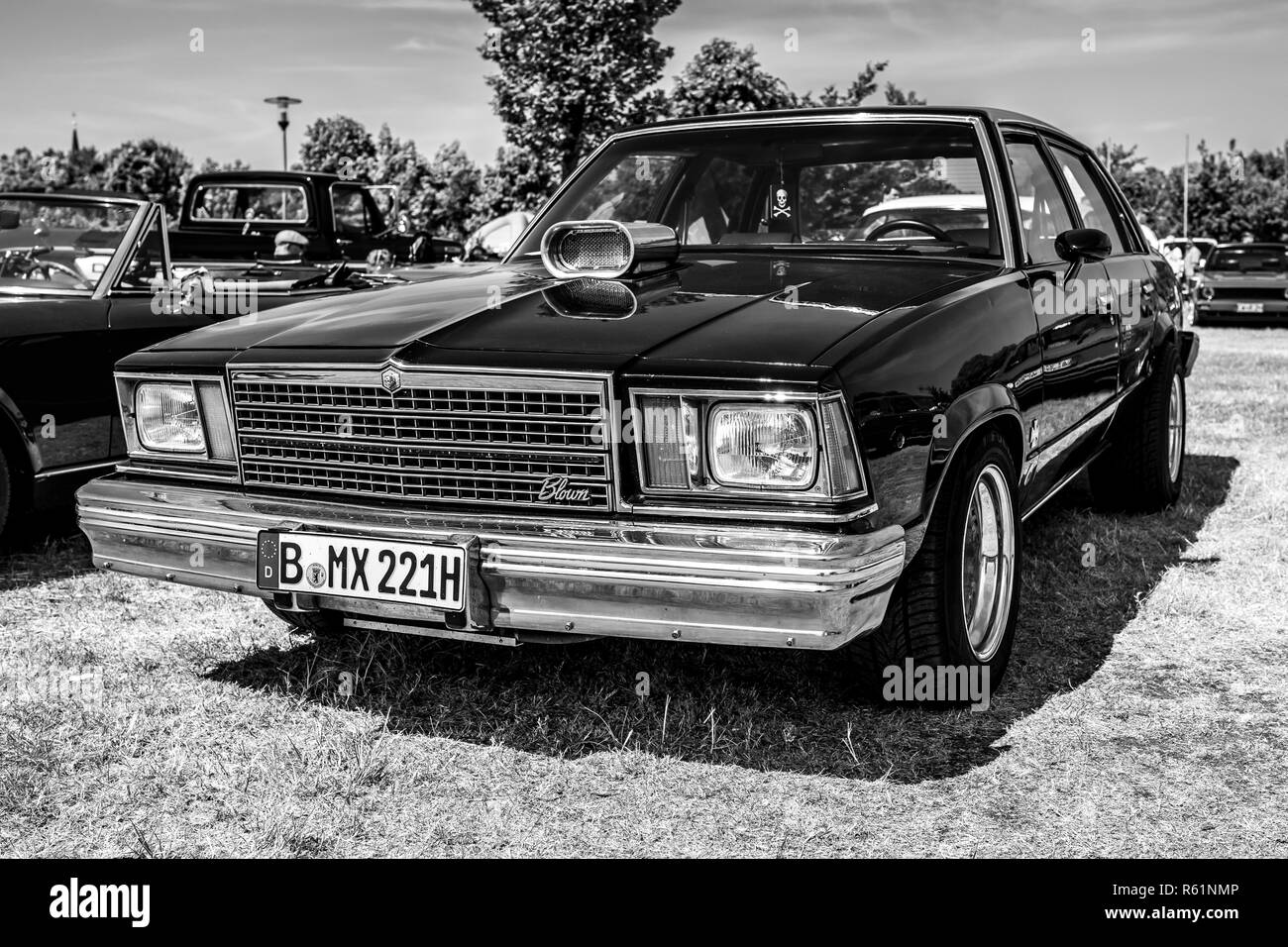 PAAREN IM GLIEN, Deutschland - 19. MAI 2018: Mittelklasse Chevrolet Malibu Classic, 1979. Schwarz und Weiß. Oldtimer-show 2018 sterben. Stockfoto