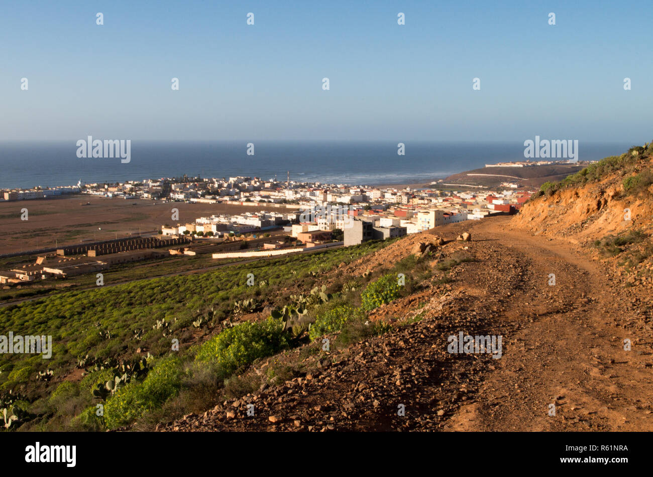 Blick über Sidi Ifni von einem nahe gelegenen Hügel Stockfoto