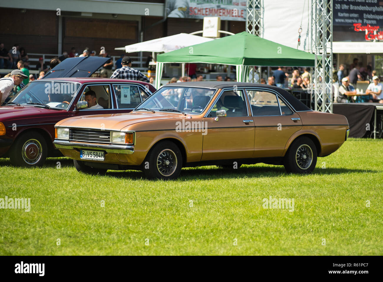 PAAREN IM GLIEN, Deutschland - 19. MAI 2018: Große Executive Car Ford Granada (Europa). Oldtimer-show 2018 sterben. Stockfoto