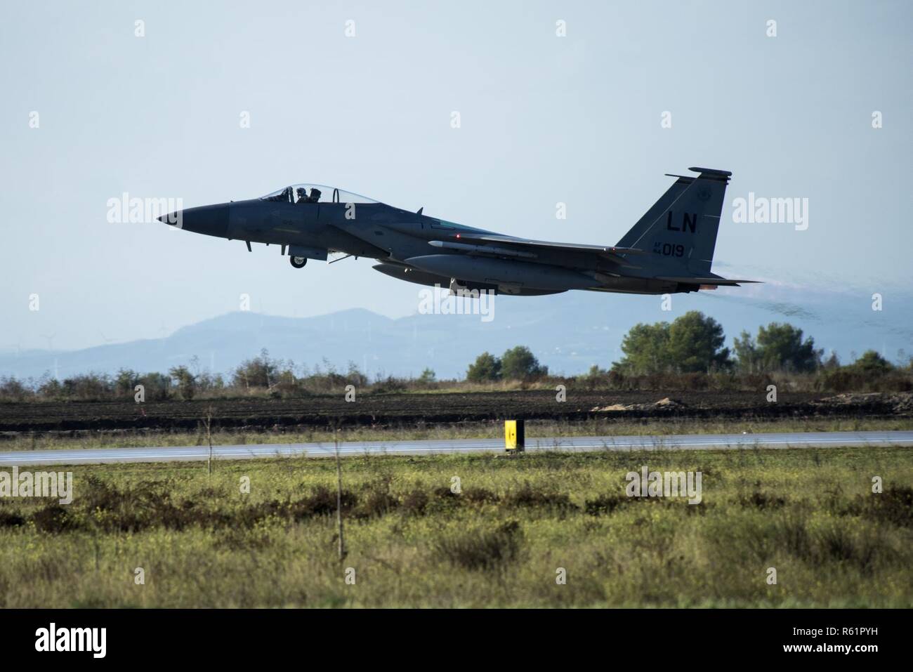 Eine F-15C Eagle auf die 493Rd Fighter Squadron startet für einen Ausfall während der NATO-Tactical Leadership Programm 18-4 Amendola Air Base, Italien, Nov. 20, 2018. Die multilateralen Kurs konzentriert sich auf die Entwicklung von taktischen Kompetenz und Führungsqualitäten. Dieses Ereignis markiert das erste Mal den Kurs in Italien gehalten worden ist, von seiner normalen host Standort in Albacete, Spanien. Stockfoto