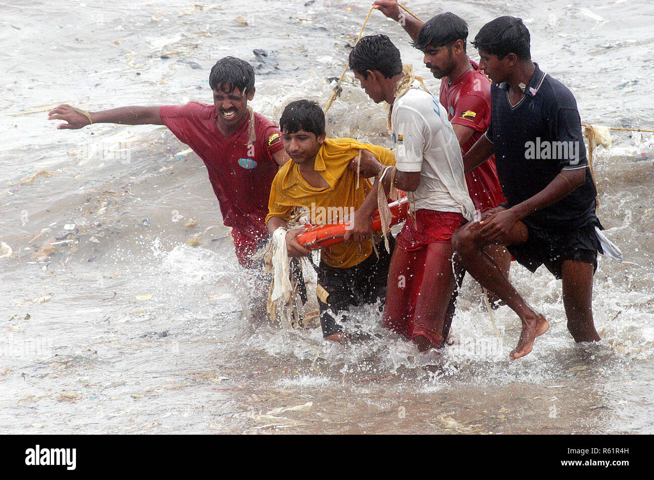 15-jähriger Junge gerettet am Marine Drive, als er versuchte, eine seiner Hausschuhe durch H2O Rettungsschwimmer, Chowpatty, Mumbai, Maharashtra, Indien abzurufen. Stockfoto