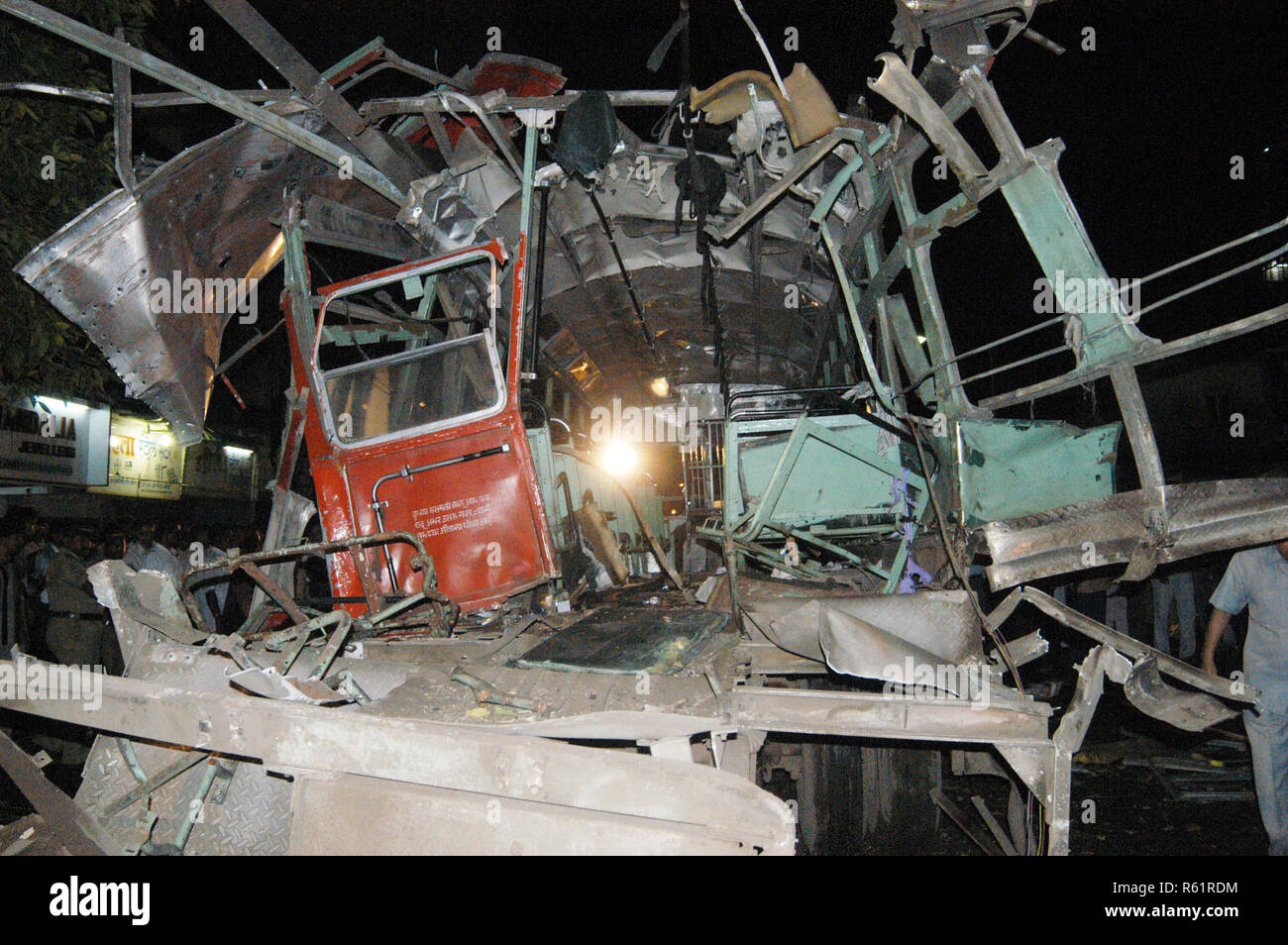 Bombenanschlag auf Bus in der Nähe von ghatkopar Telefon Exchange Fahrzeug Auto und Motorrad schwer beschädigt, Mumbai, Maharashtra, Indien. Stockfoto