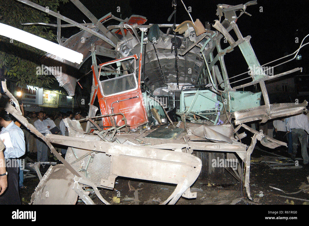 Bombenanschlag auf Bus in der Nähe von ghatkopar Telefon Exchange Fahrzeug Auto und Motorrad schwer beschädigt, Mumbai, Maharashtra, Indien. Stockfoto