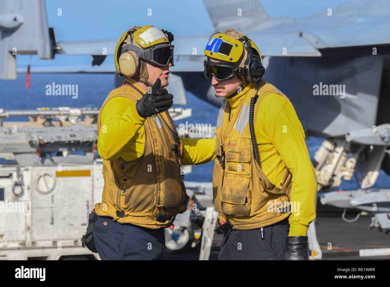 Mittelmeer (Nov. 21, 2018) der Luftfahrt Bootsmann Mate (Handling) 3. Klasse Mcdowell Jones, Links, und der Luftfahrt Bootsmann Mate (Handling) 1. Klasse Kevin Brauer Durchführen der Schulung auf dem Flugdeck an Bord der Nimitz-Klasse Flugzeugträger USS Harry S. Truman (CVN 75). Die derzeit in den USA Sechste Flotte Bereich der Operationen, Harry S. Truman wird zur Förderung der Zusammenarbeit mit den regionalen Verbündeten und Partnern fortsetzen, Stärkung der regionalen Stabilität, und wachsam bleiben, agil und dynamisch. Stockfoto