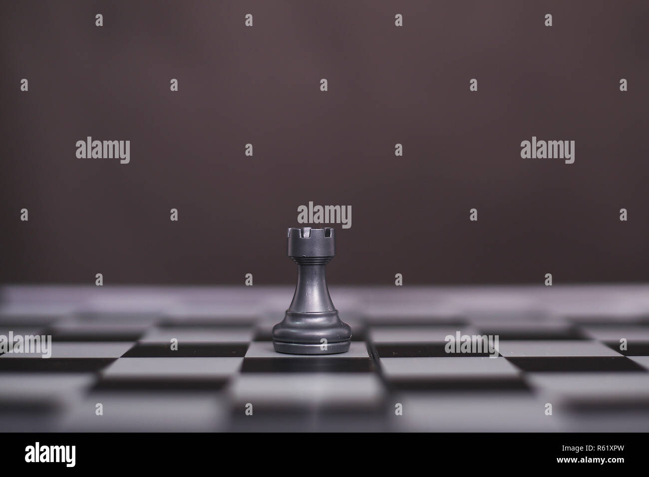 Bild von Schach Schachfigur und Schachbrett. Auf dem schwarzen Hintergrund isoliert. Stockfoto