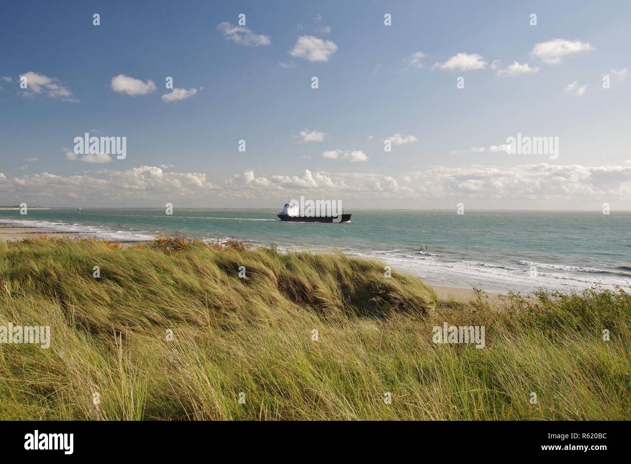 Deich, Dünen, Strand und Nordsee mit ocean-going Gefäß in Zoutelande, walcheren, Zeeland, Niederlande Stockfoto