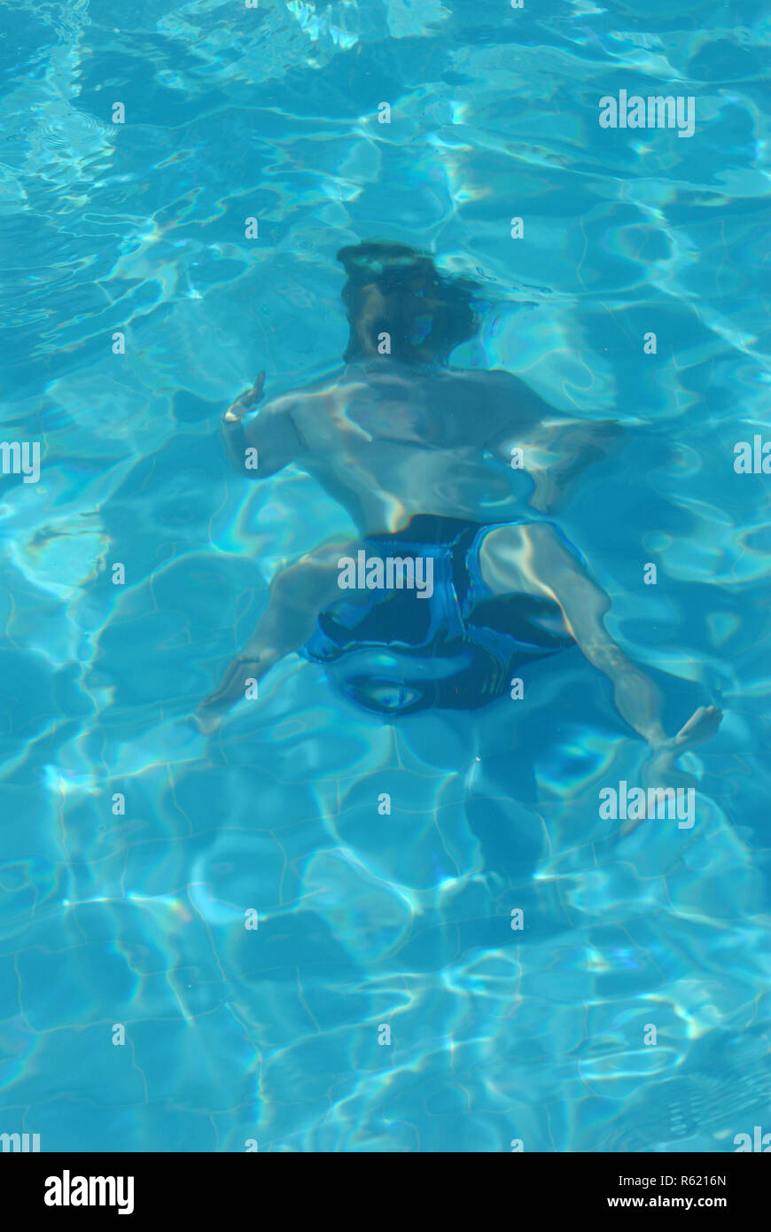 Zehn Jahre alten Jungen Schwimmen unter Wasser Stockfoto