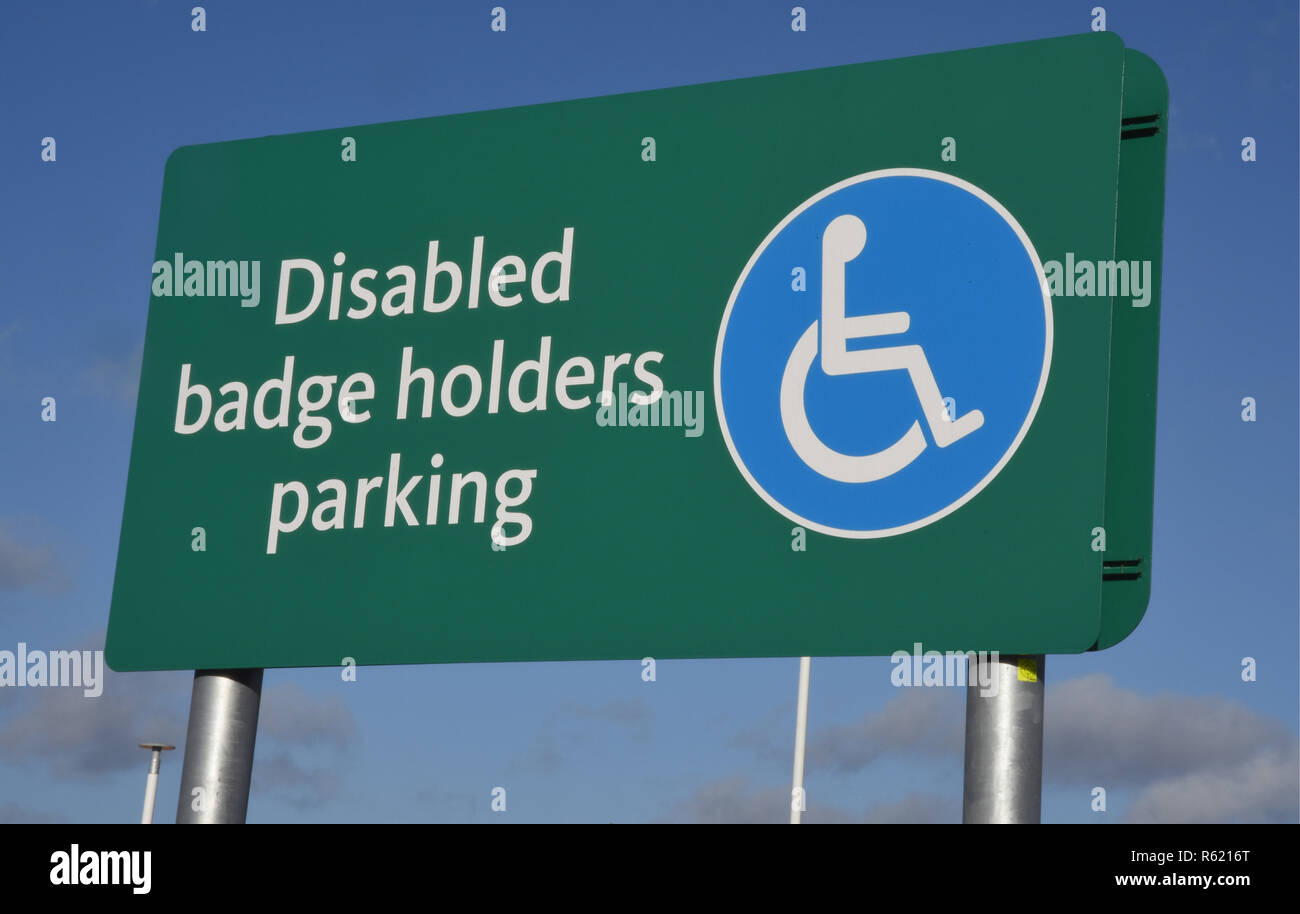 Behinderte Behindertenausweis parken Schild, Morrisons, Sidcup, Kent.DE Stockfoto