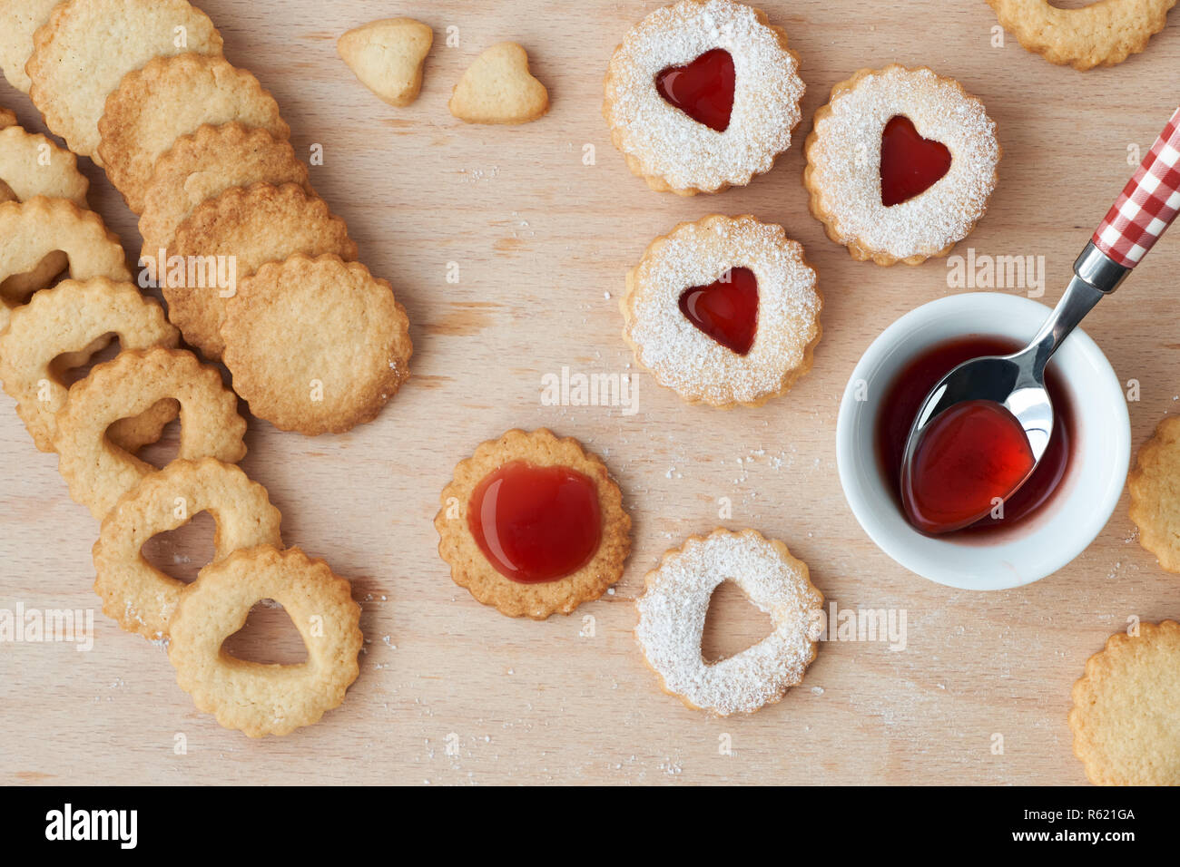 Blick von oben auf die traditionelle weihnachtliche Linzer Plätzchen mit Erdbeermarmelade auf Holzbrett gefüllt. Diese sind traditionelle österreichische gefüllt Gebäck. Stockfoto