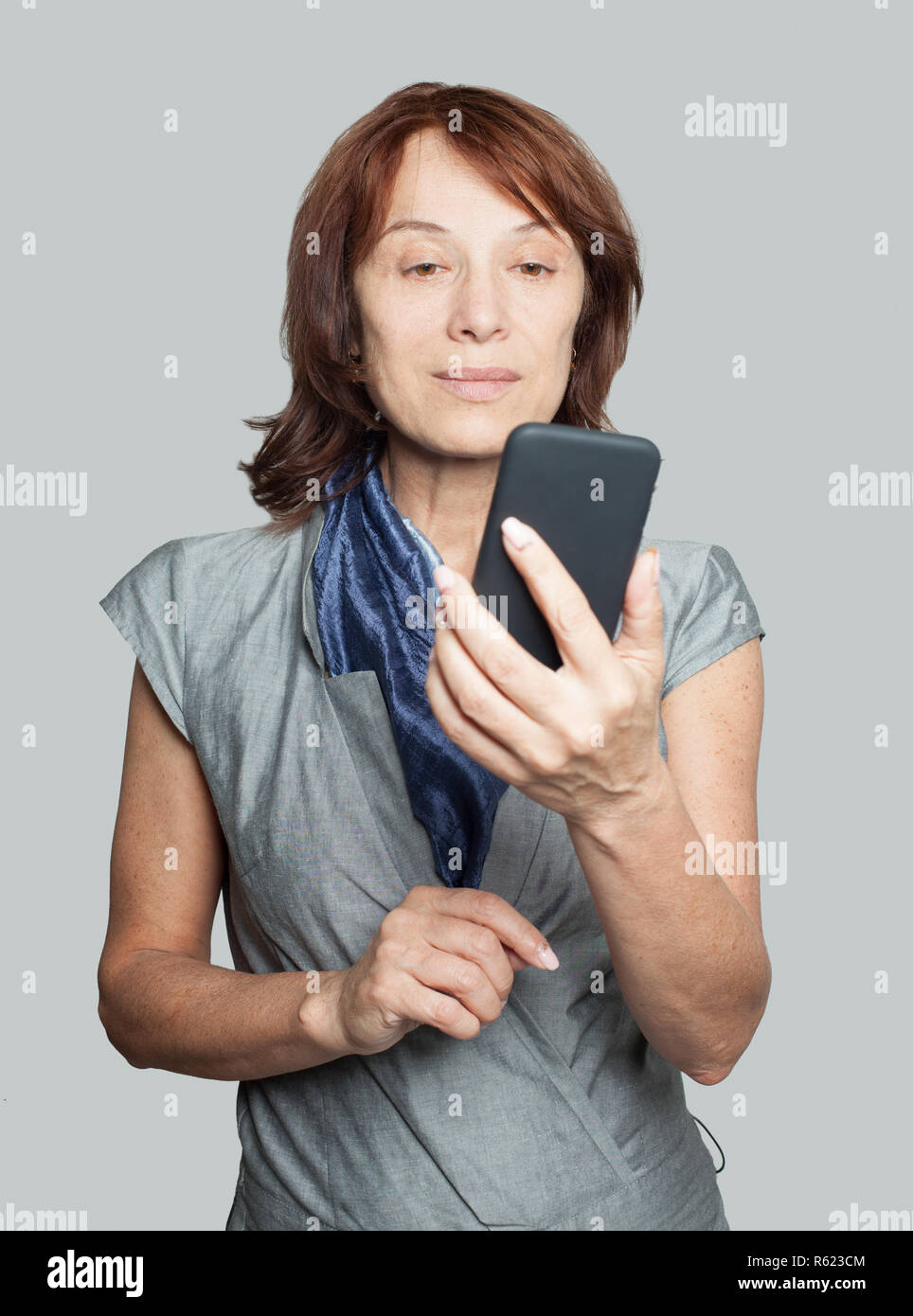 Reife Frau mit Smartphone und chatten Stockfotografie - Alamy