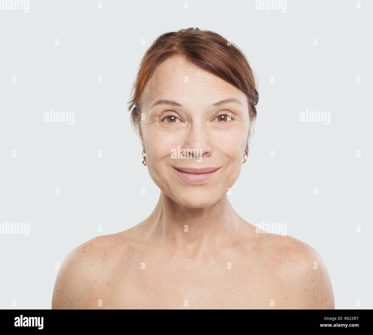 Perfekte reife Frau lächelnd. Gesichtsbehandlung, Kosmetik, ästhetische Medizin und plastische Chirurgie Stockfoto
