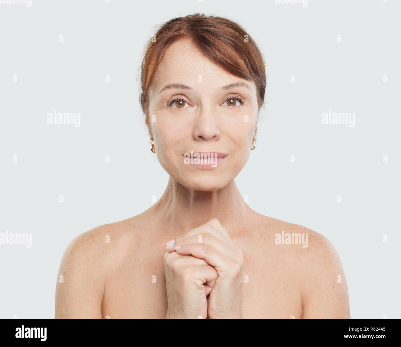 Schöne ältere Frau. Natürliche Haut mit Falten und Sommersprossen Stockfoto