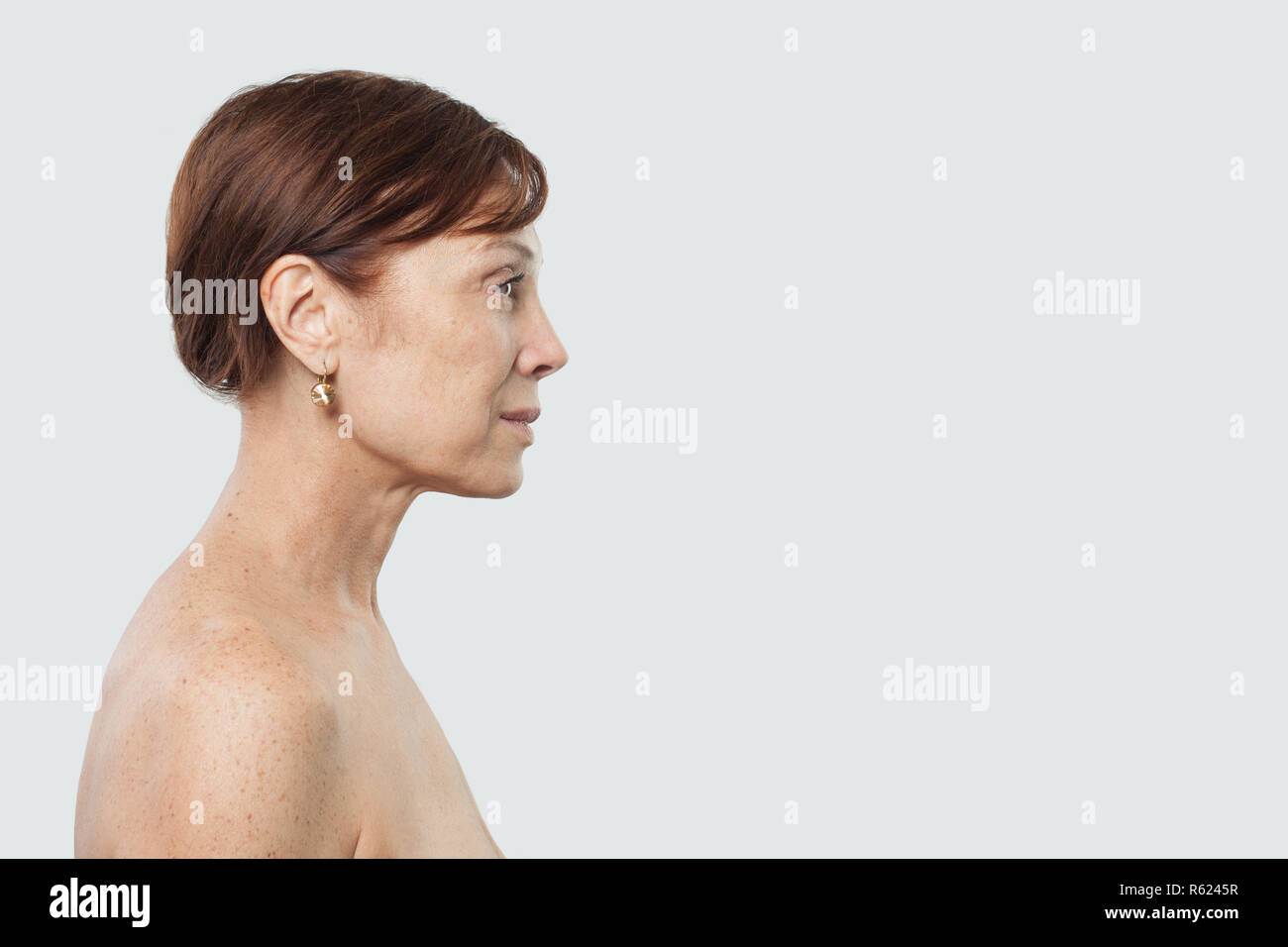 Mitte der erwachsenen Frau Gesicht auf weißem Hintergrund. Kosmetologie, ästhetische Medizin und plastische Chirurgie Stockfoto