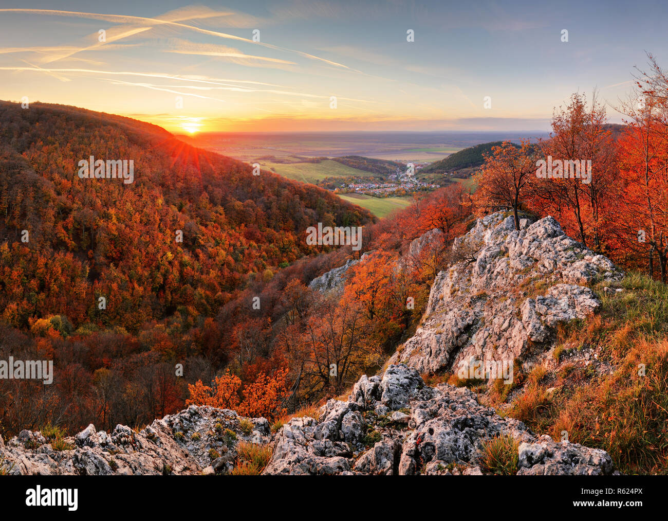 Panorama der Herbst Wald und Fels in der Slowakei Berg Stockfoto