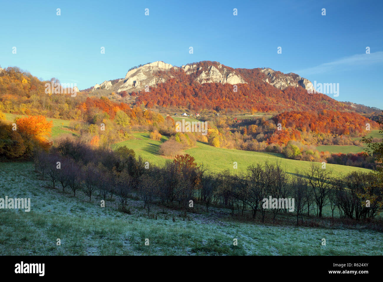 Blick auf Autumna Vrsatec und Vrsatecke Podhradie Dorf - Slowakei Stockfoto
