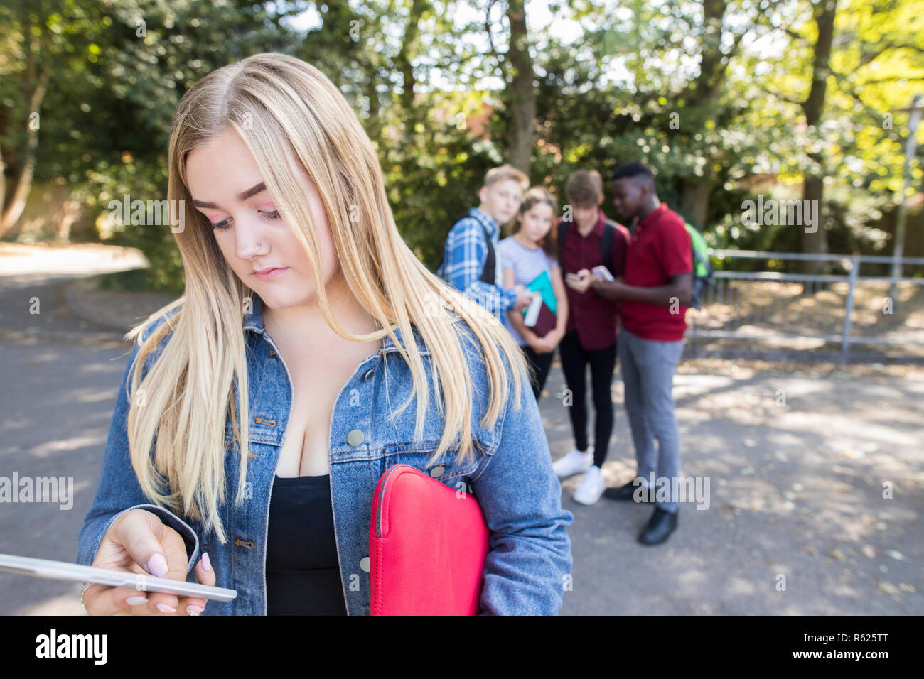 Unglücklich Jugendmädchen wird per Sms an der Schule gemobbt Stockfoto