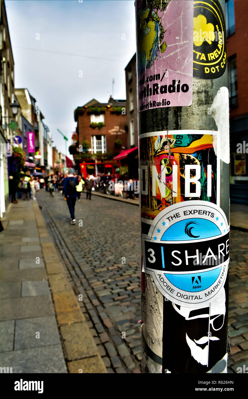 Stadt- und modernen Blick auf eine Straße in Dublin, Irland. Stockfoto