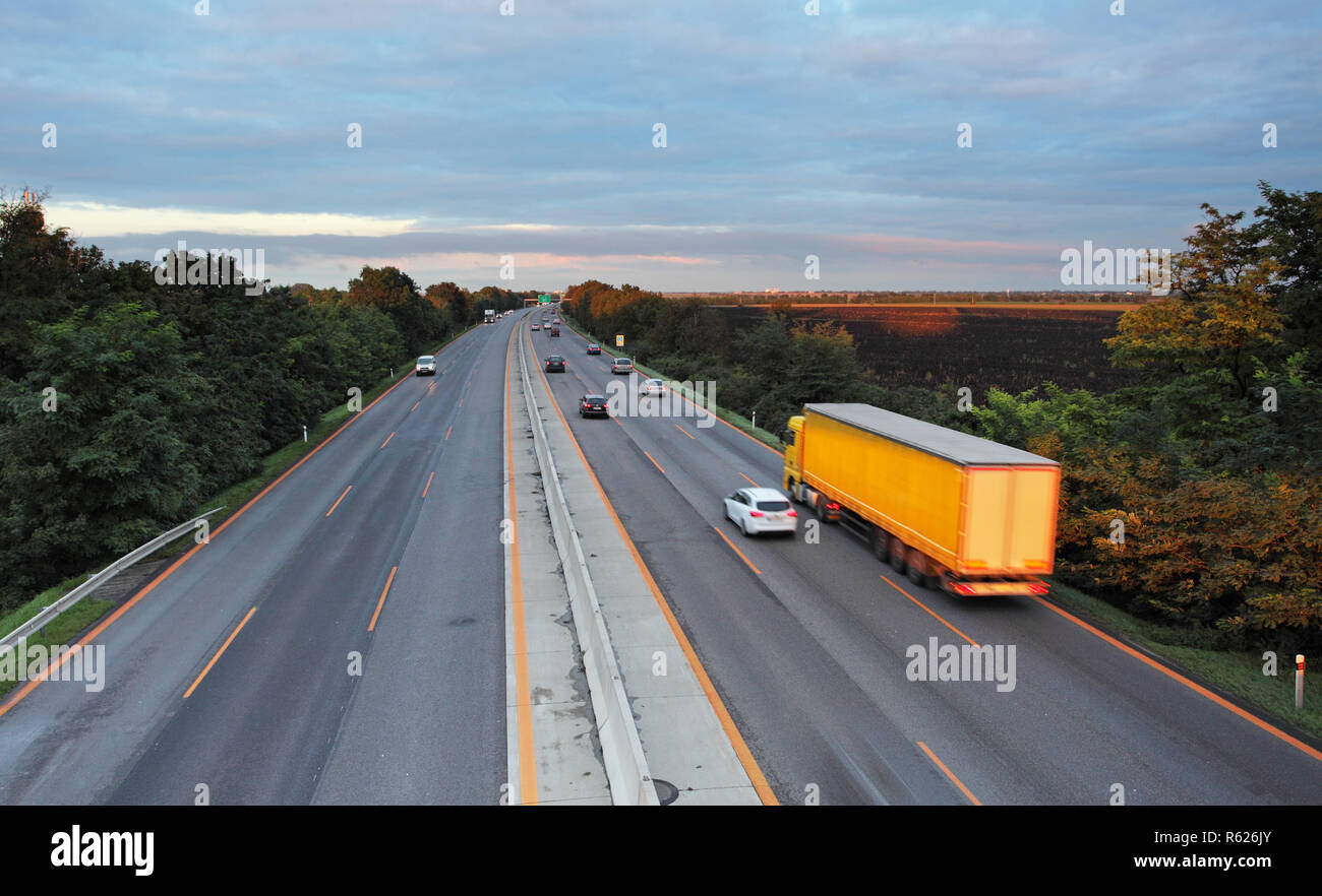 Autobahn mit PKW und LKW Stockfoto