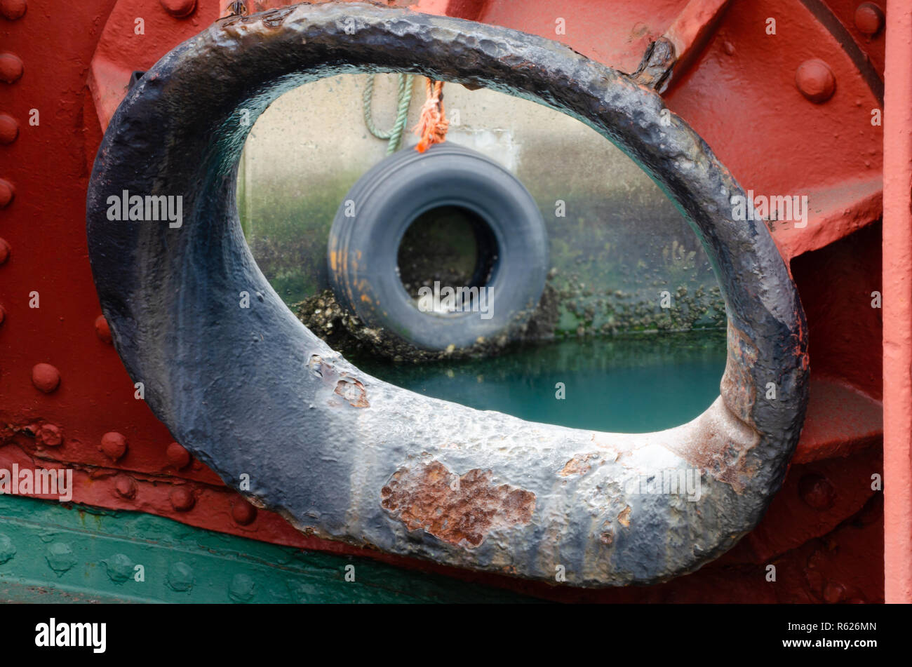 Schiff, Schifffahrt, Hafen, abzuwehren, Kotflügel reifen, Kai, Kai, Anker, Moor, Liegeplatz, hawsepipe, Muttern, Schrauben Stockfoto