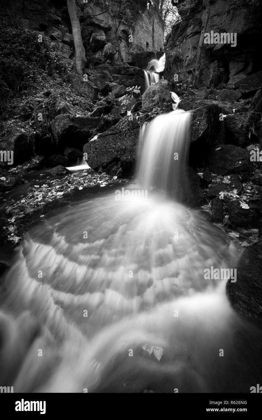 Wunderschöne Wasserfälle in der Lumsdale Tal, einem Gebiet des industriellen Erbes in der Nähe von Matlock, Derbyshire, England. Stockfoto