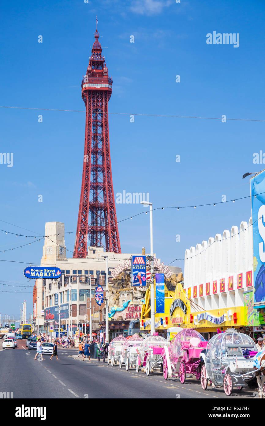 Blackpool Tower und der Promenade mit Vergnügungen und Pferdewagen, Blackpool Lancashire England GB UK Europa Stockfoto