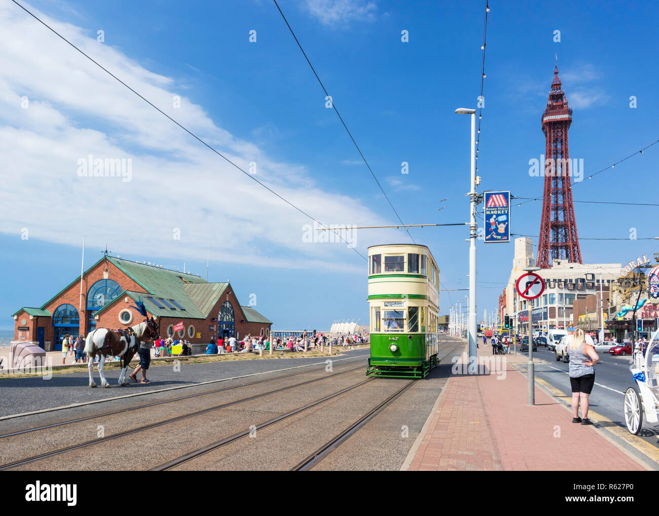 Blackpool tram Heritage Straßenbahn entlang der Promenade vor der Blackpool Tower und Rettungsboot station Blackpool Lancashire England UK GB Europa. Stockfoto