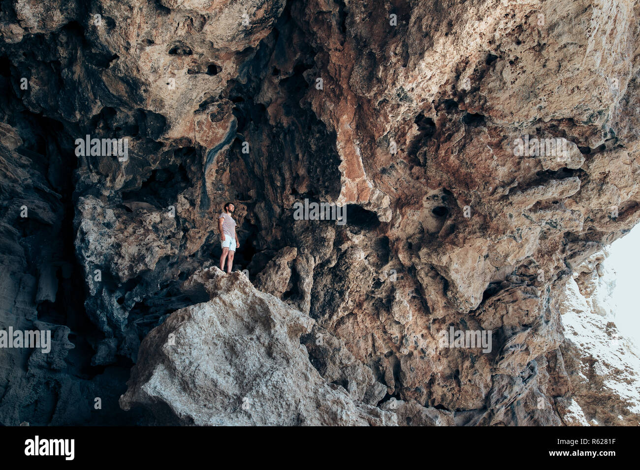 Junge Reisende Mann stehen oben auf der Klippe. Travel Concept Stockfoto
