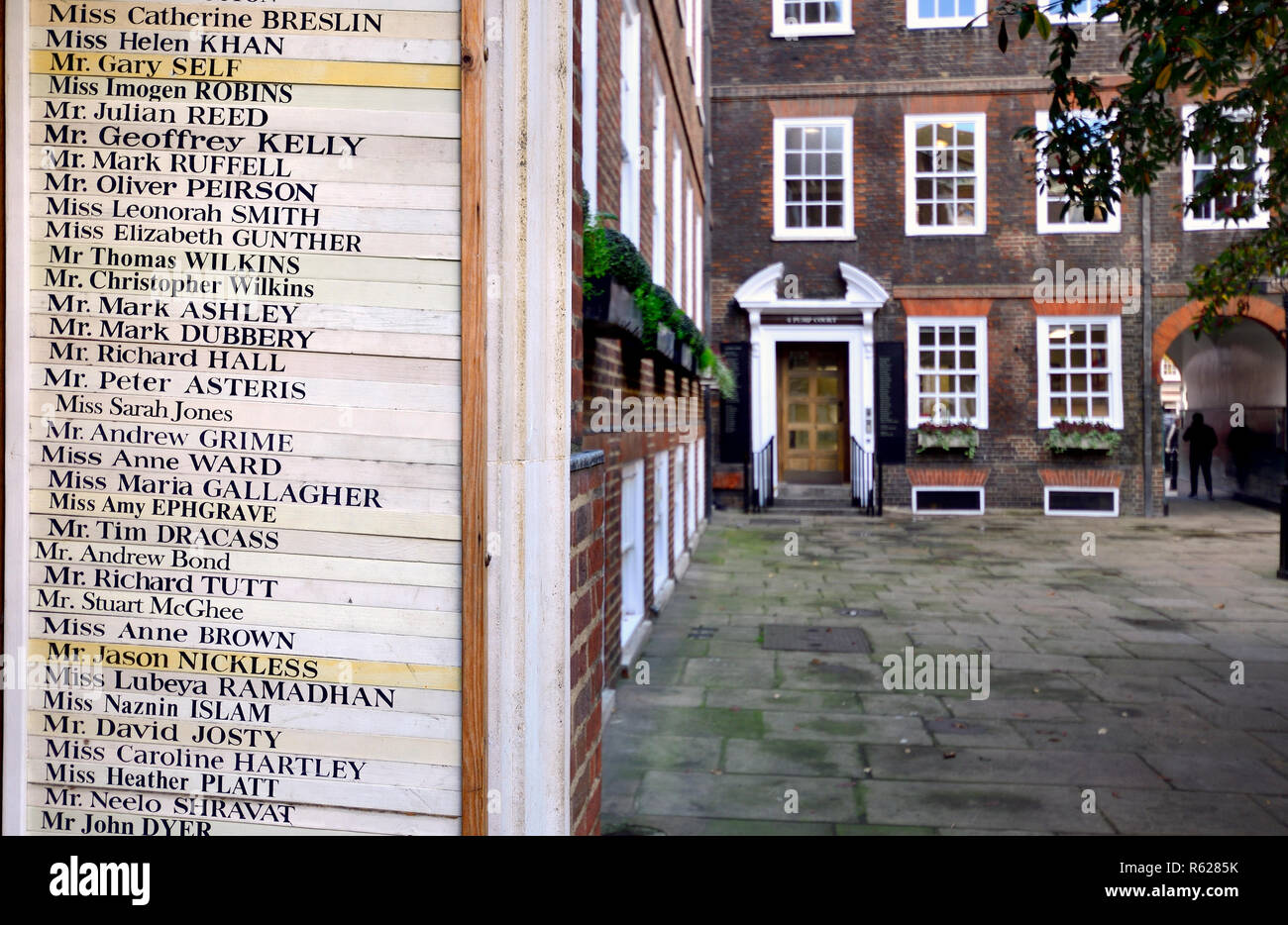 Liste der Juristen in den Kammern in der Pumpe Hof, inneren Tempel, London, England, UK. Stockfoto